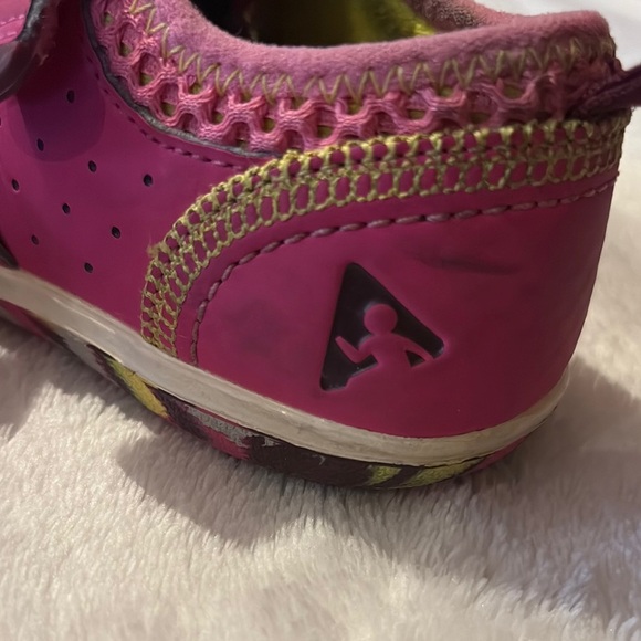 Gently Loved PLAE Sam 2.0 Kids Fuchsia Sandals - Picture 2 of 8